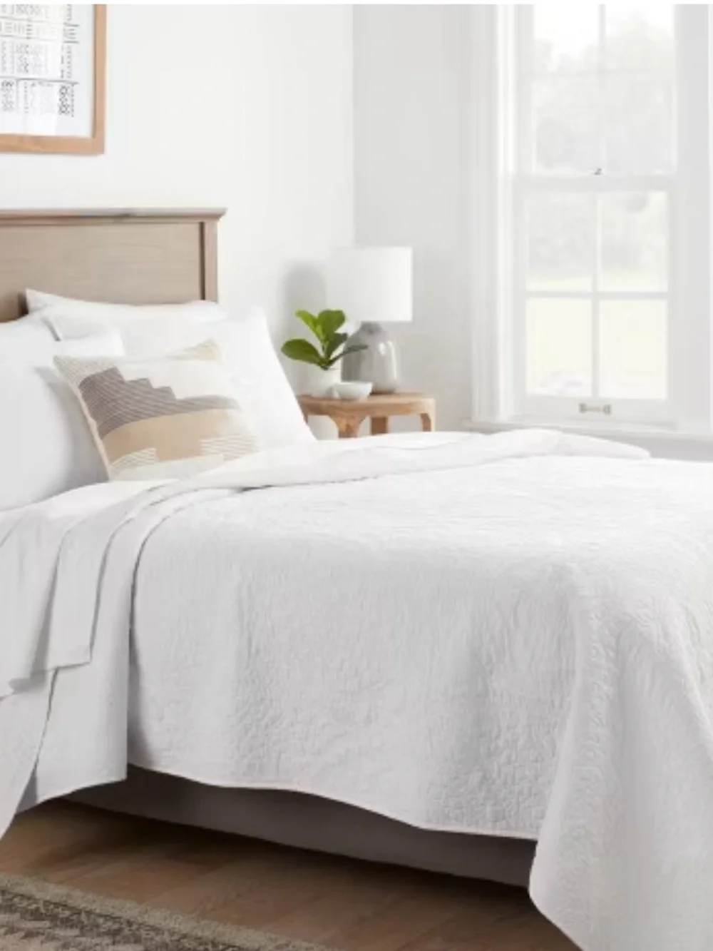 Full Classic White Quilted Bedspread and 2 Pillow Shams